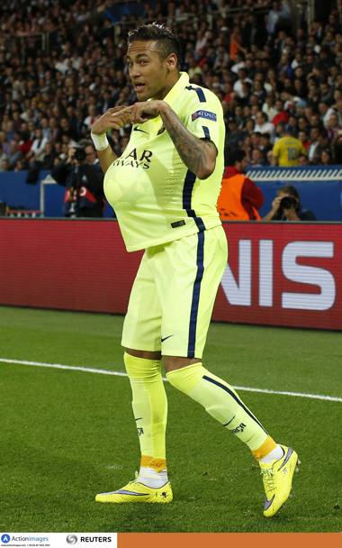 Neymar nasconde il pallone sotto la maglia. Reuters